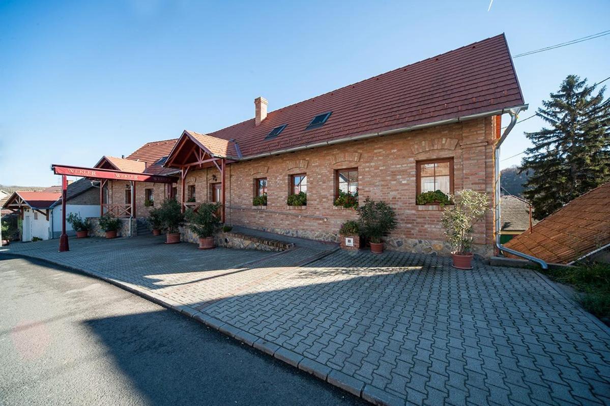 Hotel Wekler Csaladi Pinceszet Es Panzio Mecseknádasd Zewnętrze zdjęcie